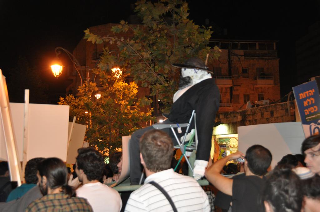 "זו לא מחאה נגד ציבור לומדי התורה. אנחנו בעדם"