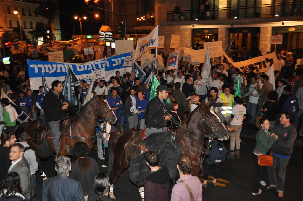 "זו לא מחאה נגד ציבור לומדי התורה. אנחנו בעדם"