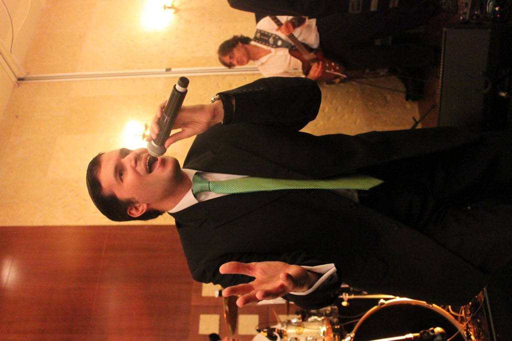 חמישה קולות: ענקי הזמר החסידי התאחדו בחתונה