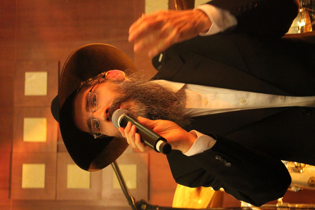 חמישה קולות: ענקי הזמר החסידי התאחדו בחתונה