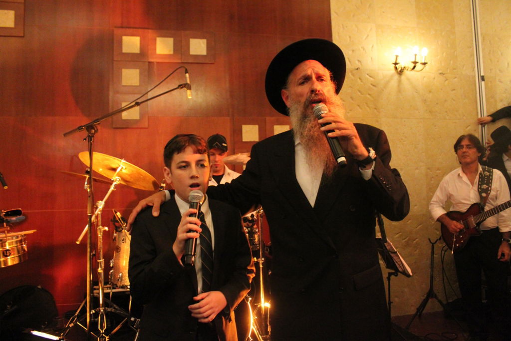 חמישה קולות: ענקי הזמר החסידי התאחדו בחתונה