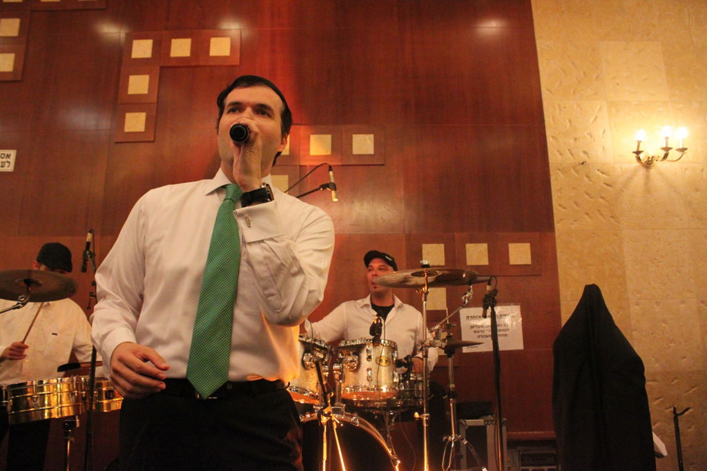 חמישה קולות: ענקי הזמר החסידי התאחדו בחתונה