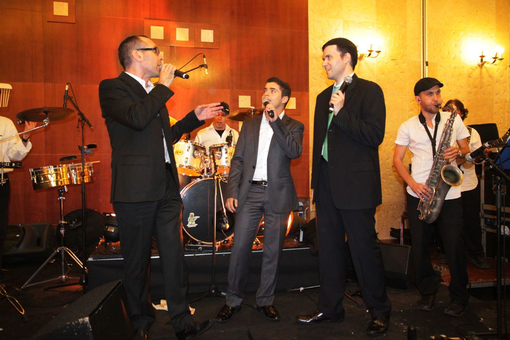 חמישה קולות: ענקי הזמר החסידי התאחדו בחתונה