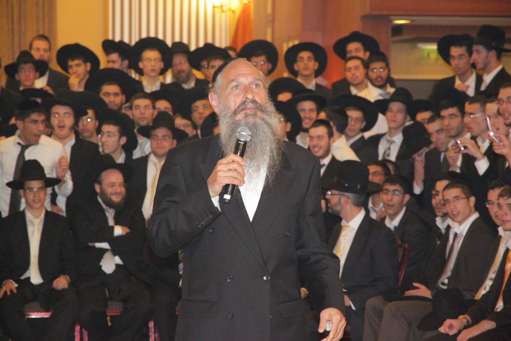 חמישה קולות: ענקי הזמר החסידי התאחדו בחתונה