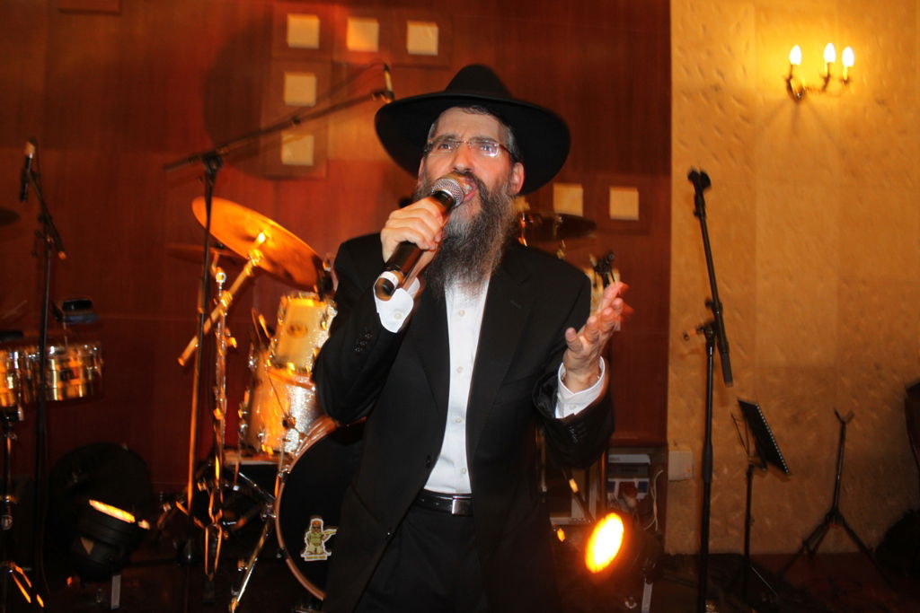 חמישה קולות: ענקי הזמר החסידי התאחדו בחתונה