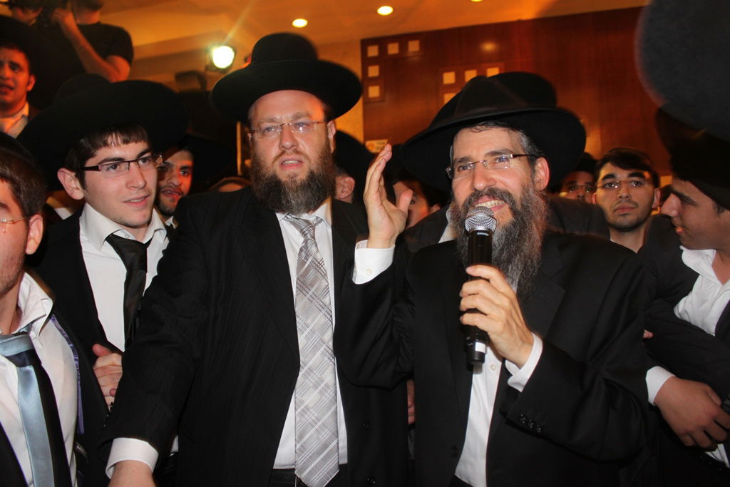 חמישה קולות: ענקי הזמר החסידי התאחדו בחתונה