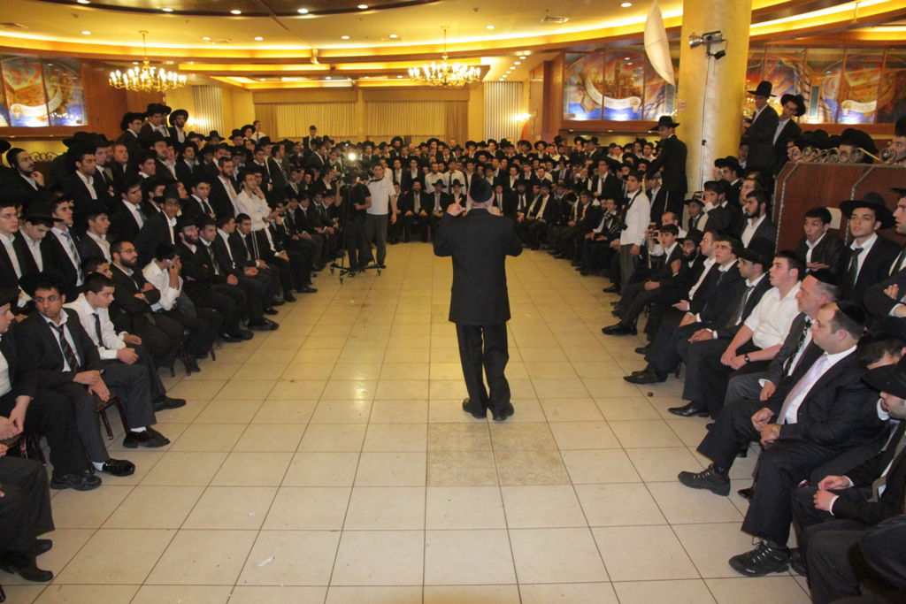 חמישה קולות: ענקי הזמר החסידי התאחדו בחתונה