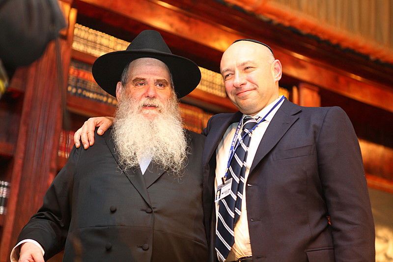 הגביר שתומך בחב"ד גילה: "מדוע אני תורם מיליונים?"