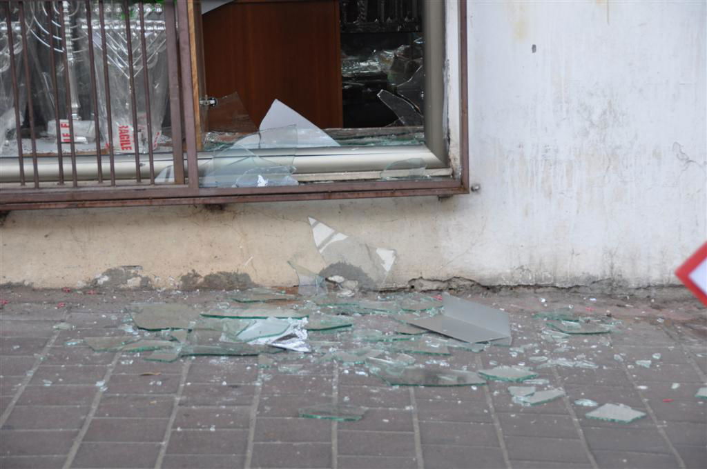 בני-ברק: אלמונים גנבו חנוכיות מחנות כלי-כסף