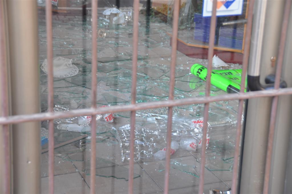 בני-ברק: אלמונים גנבו חנוכיות מחנות כלי-כסף