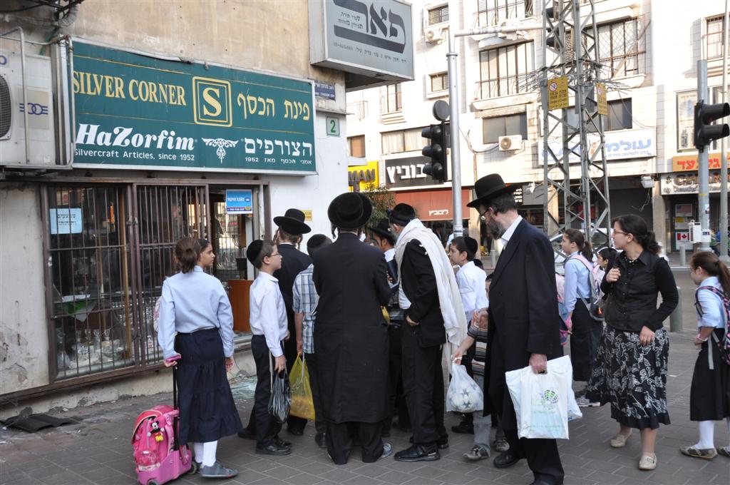 בני-ברק: אלמונים גנבו חנוכיות מחנות כלי-כסף