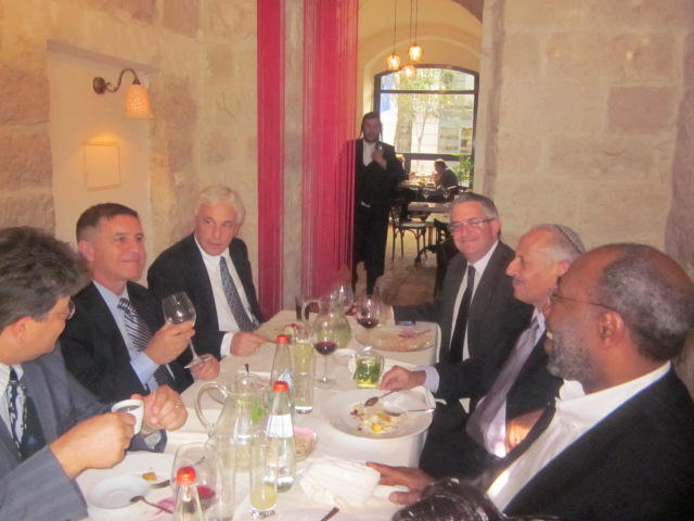 ביקור השגריר נמשך: מנהרות הכותל וחברון