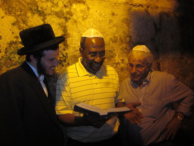 ביקור השגריר נמשך: מנהרות הכותל וחברון