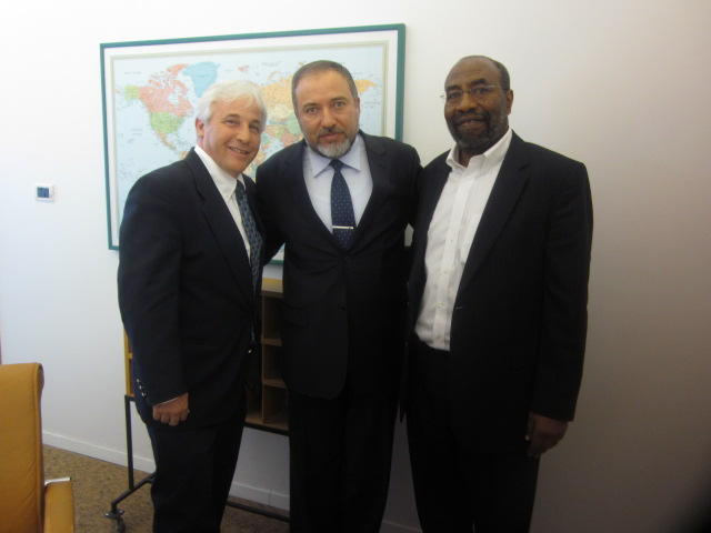 ביקור השגריר נמשך: מנהרות הכותל וחברון