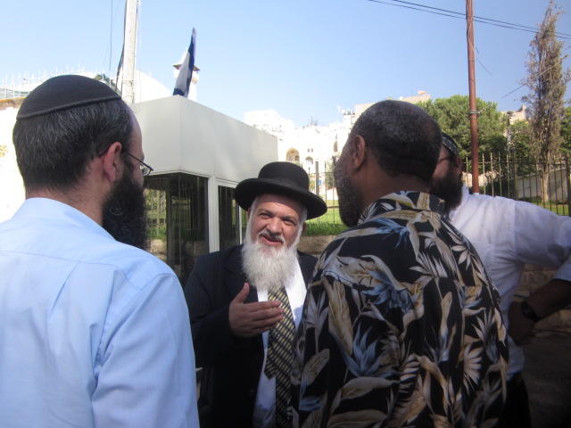 ביקור השגריר נמשך: מנהרות הכותל וחברון