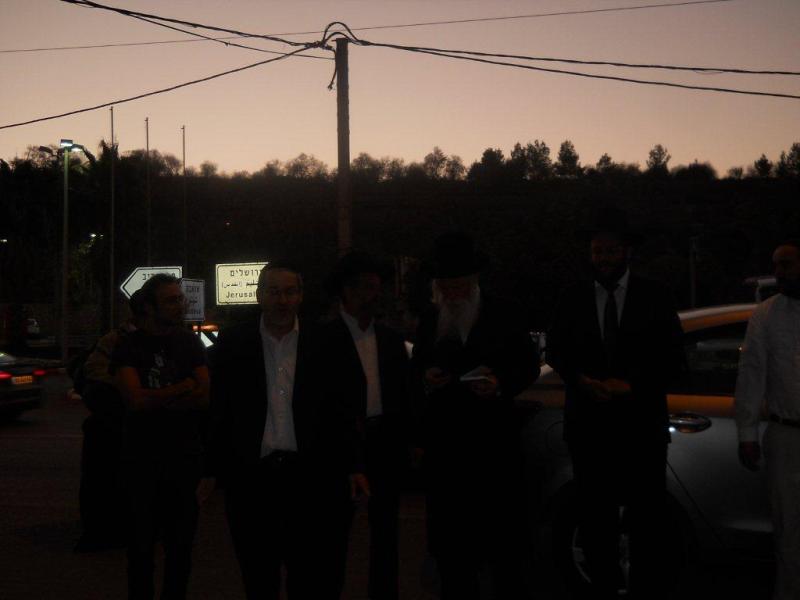 מה חיפשו אבא טורצקי והרב גרוסמן על הכביש?