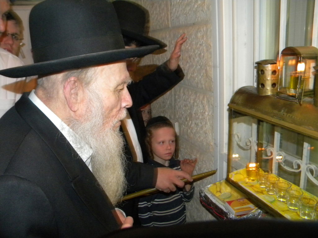 צפו בוידאו: הגר"א פינקל מדליק, הבחורים רוקדים