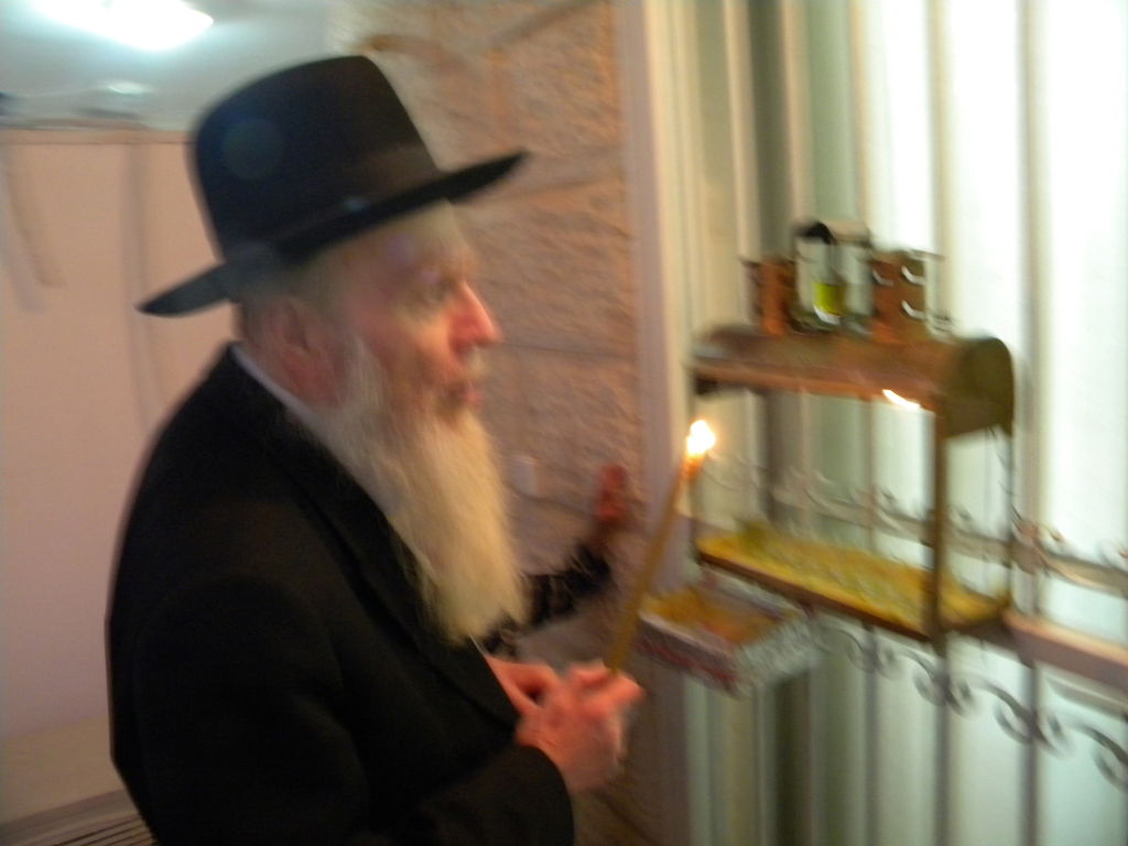 צפו בוידאו: הגר"א פינקל מדליק, הבחורים רוקדים