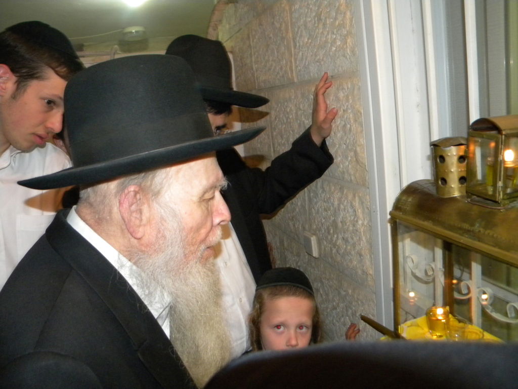 צפו בוידאו: הגר"א פינקל מדליק, הבחורים רוקדים