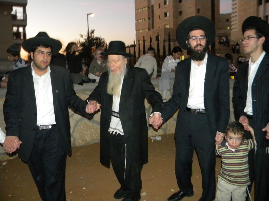 צפו בוידאו: הגר"א פינקל מדליק, הבחורים רוקדים