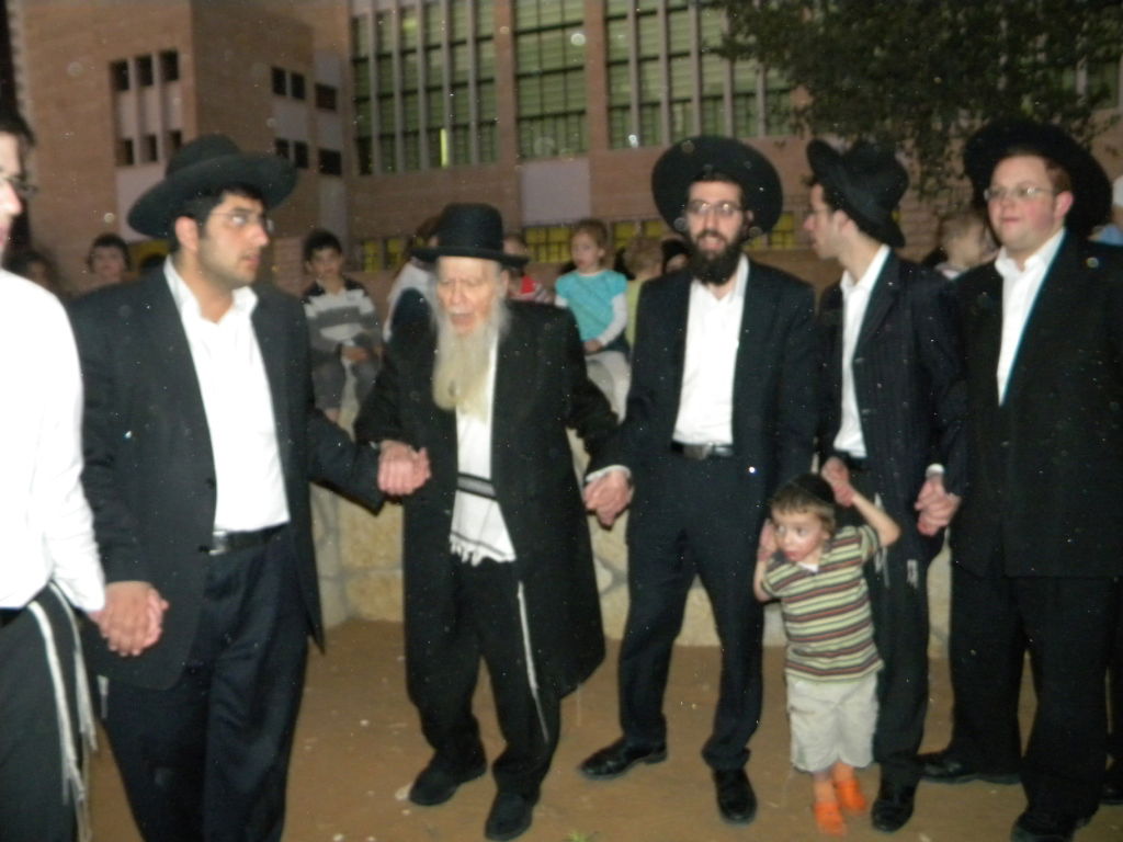 צפו בוידאו: הגר"א פינקל מדליק, הבחורים רוקדים