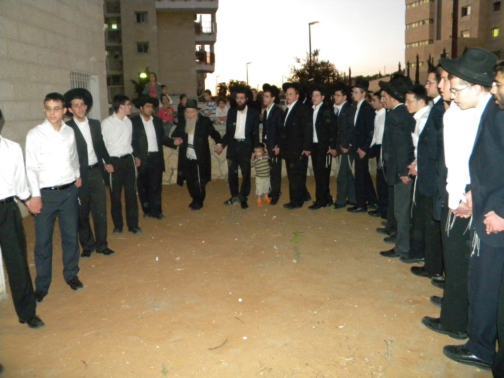 צפו בוידאו: הגר"א פינקל מדליק, הבחורים רוקדים