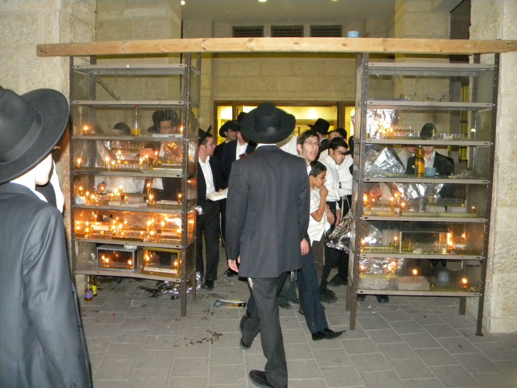 צפו בוידאו: הגר"א פינקל מדליק, הבחורים רוקדים