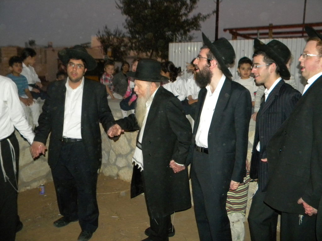 צפו בוידאו: הגר"א פינקל מדליק, הבחורים רוקדים