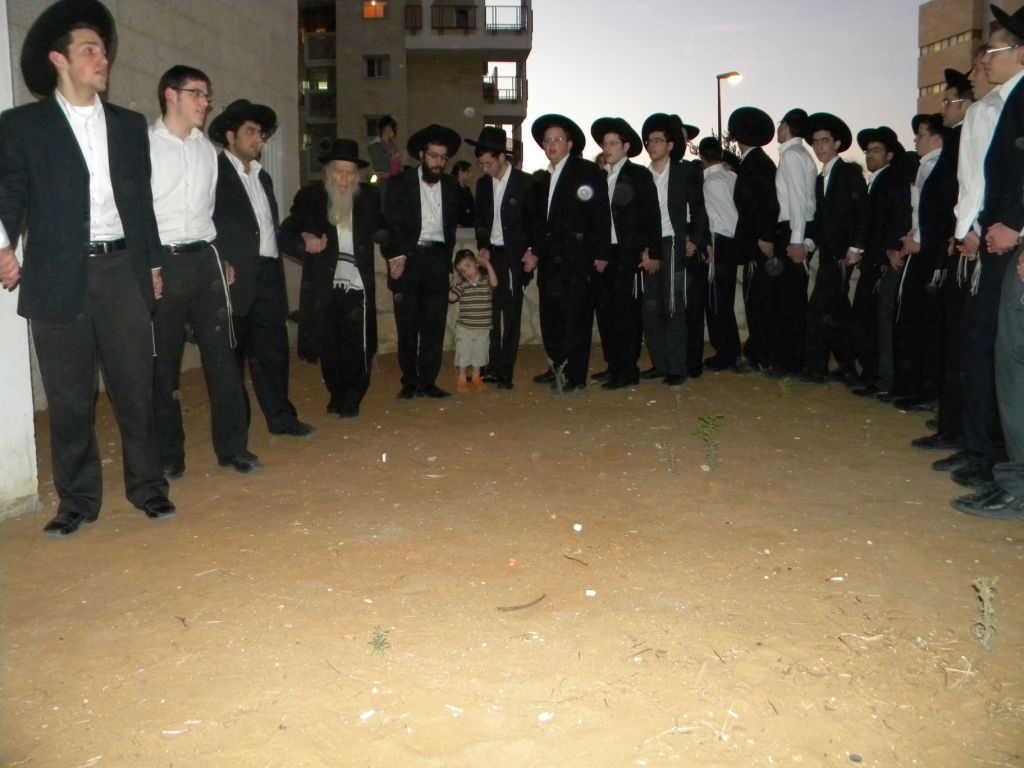 צפו בוידאו: הגר"א פינקל מדליק, הבחורים רוקדים