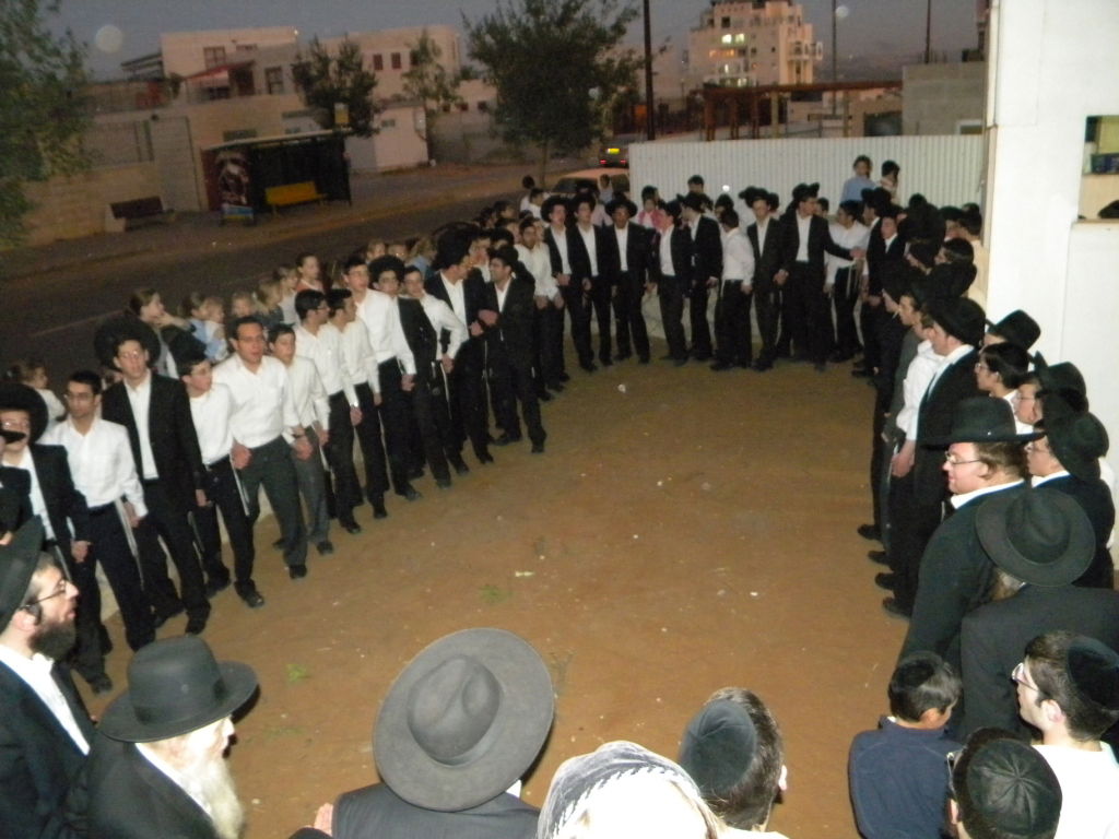 צפו בוידאו: הגר"א פינקל מדליק, הבחורים רוקדים