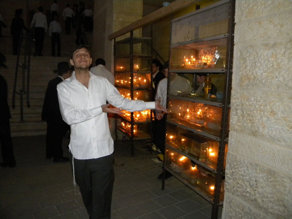 צפו בוידאו: הגר"א פינקל מדליק, הבחורים רוקדים