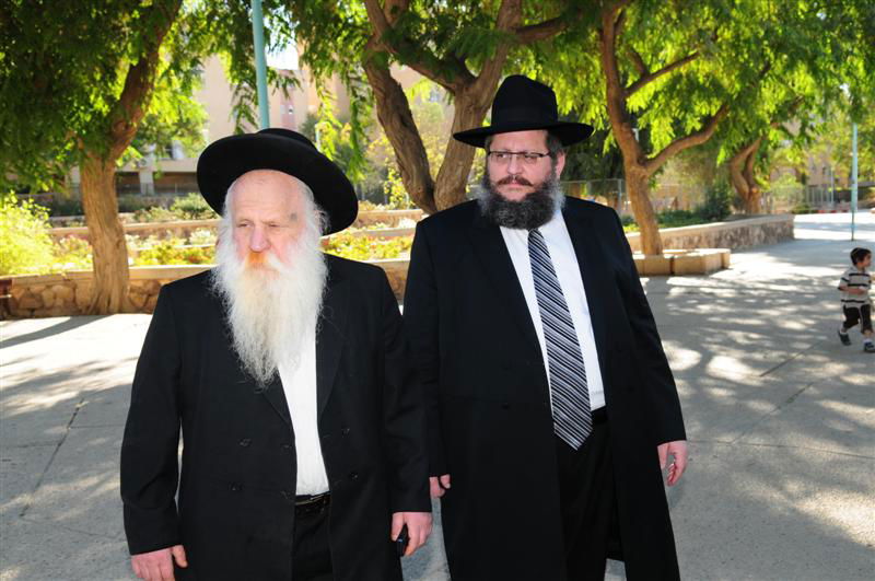 המאבק בערד: רבני חב"ד הגיעו לתמוך ברב המקומי