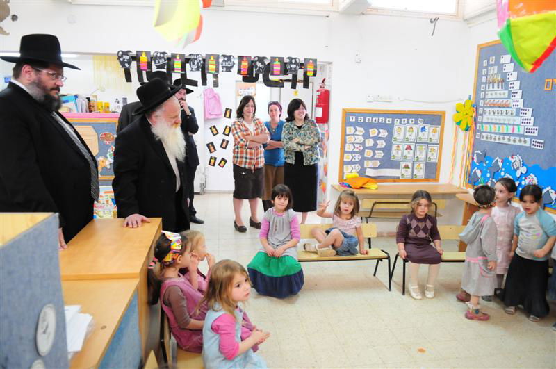 המאבק בערד: רבני חב"ד הגיעו לתמוך ברב המקומי