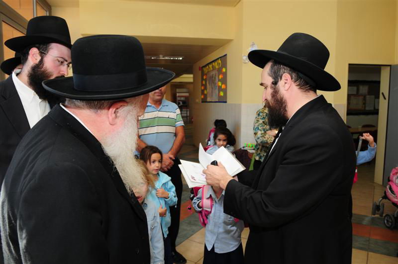 המאבק בערד: רבני חב"ד הגיעו לתמוך ברב המקומי