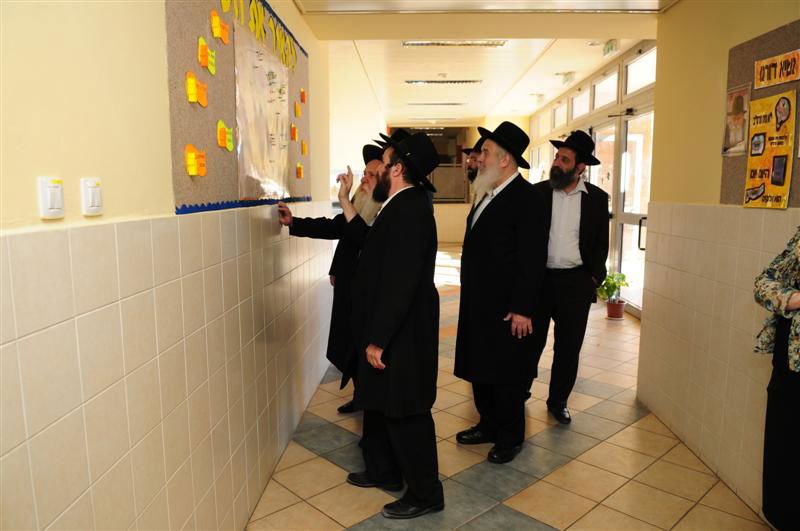 המאבק בערד: רבני חב"ד הגיעו לתמוך ברב המקומי