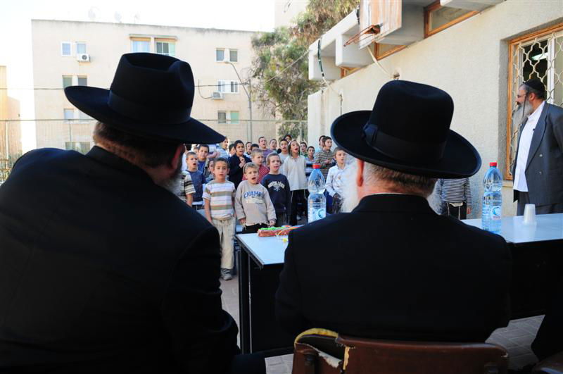 המאבק בערד: רבני חב"ד הגיעו לתמוך ברב המקומי