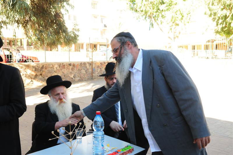 המאבק בערד: רבני חב"ד הגיעו לתמוך ברב המקומי