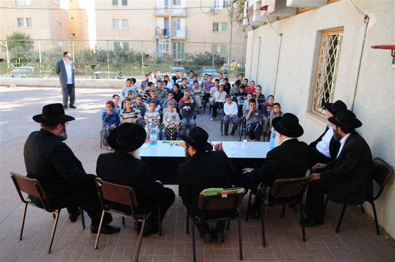 המאבק בערד: רבני חב"ד הגיעו לתמוך ברב המקומי
