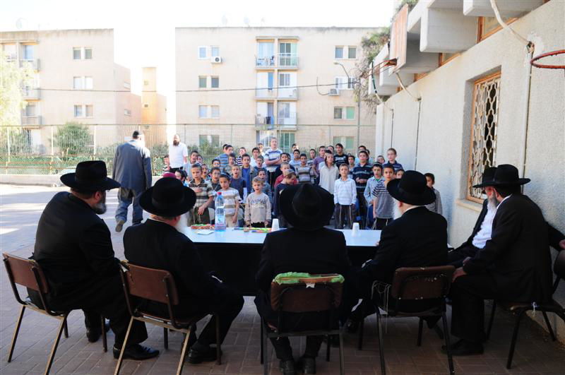 המאבק בערד: רבני חב"ד הגיעו לתמוך ברב המקומי