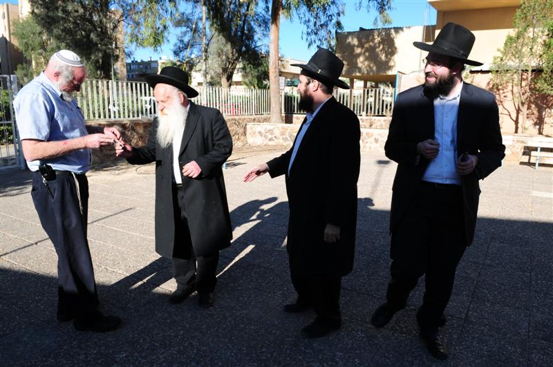 המאבק בערד: רבני חב"ד הגיעו לתמוך ברב המקומי