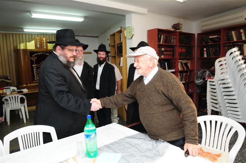 המאבק בערד: רבני חב"ד הגיעו לתמוך ברב המקומי