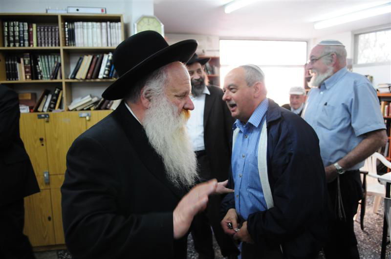 המאבק בערד: רבני חב"ד הגיעו לתמוך ברב המקומי
