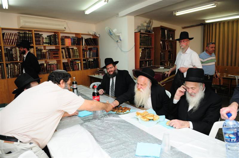 המאבק בערד: רבני חב"ד הגיעו לתמוך ברב המקומי