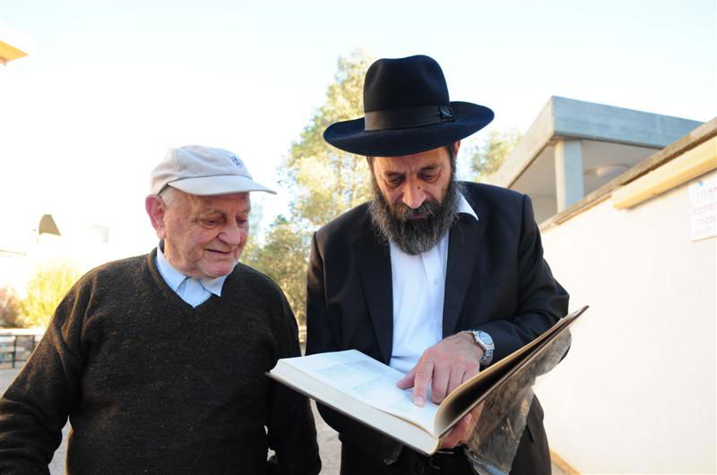 המאבק בערד: רבני חב"ד הגיעו לתמוך ברב המקומי