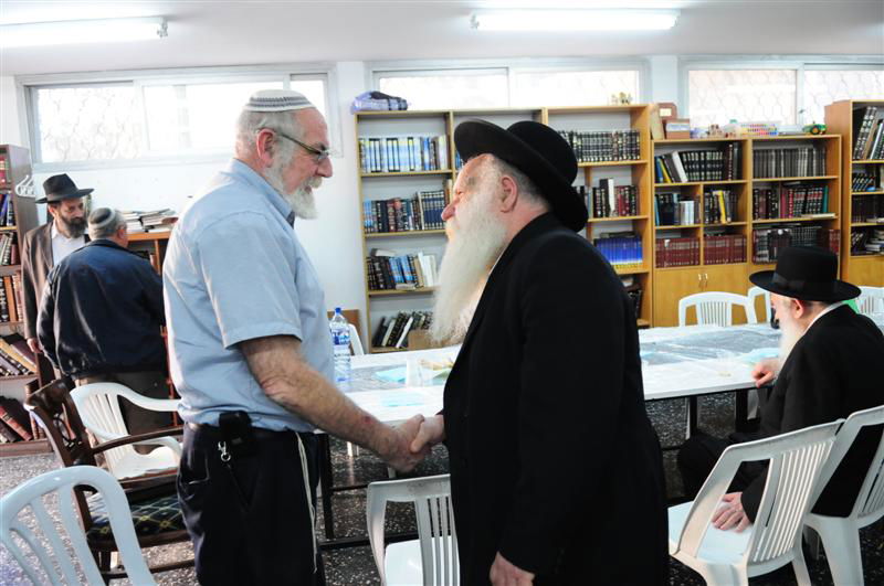 המאבק בערד: רבני חב"ד הגיעו לתמוך ברב המקומי