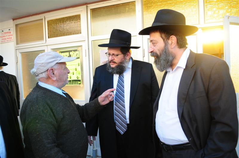 המאבק בערד: רבני חב"ד הגיעו לתמוך ברב המקומי