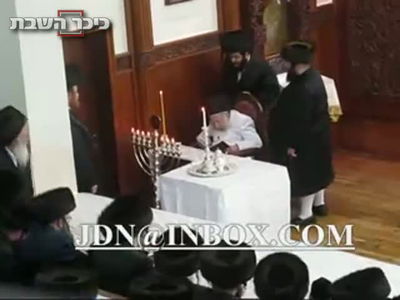 קודש הם: כ"ק האדמו"ר מטאהש בהדלקה