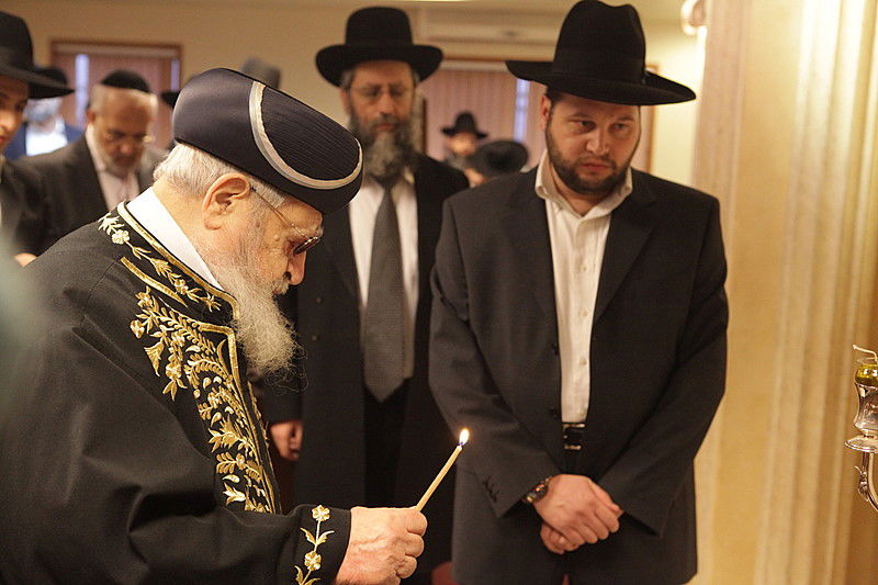 נר שני של חנוכה עם מרן: תיעוד מהדלקה עם הגר"ע