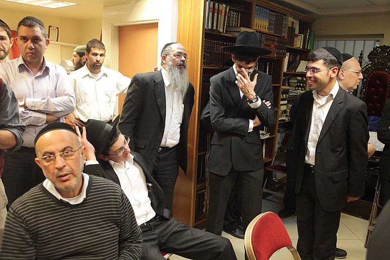 נר שני של חנוכה עם מרן: תיעוד מהדלקה עם הגר"ע