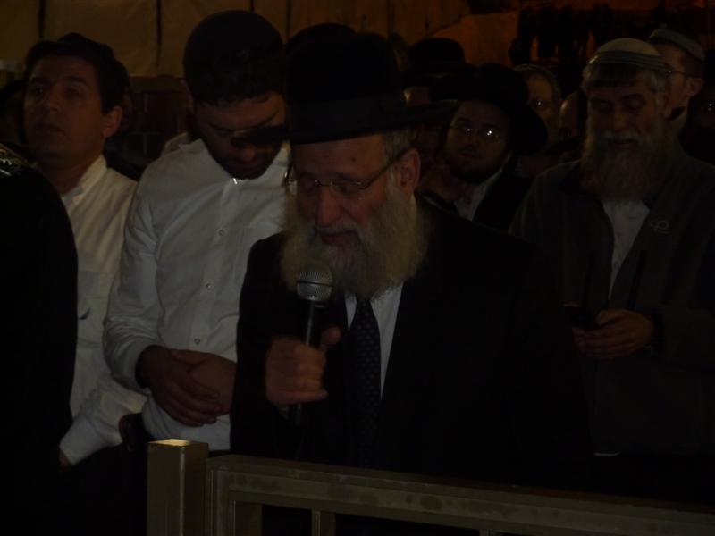 "אנו פוסקים שהקב"ה יבטל הגזירה", ביקש הרב עמאר